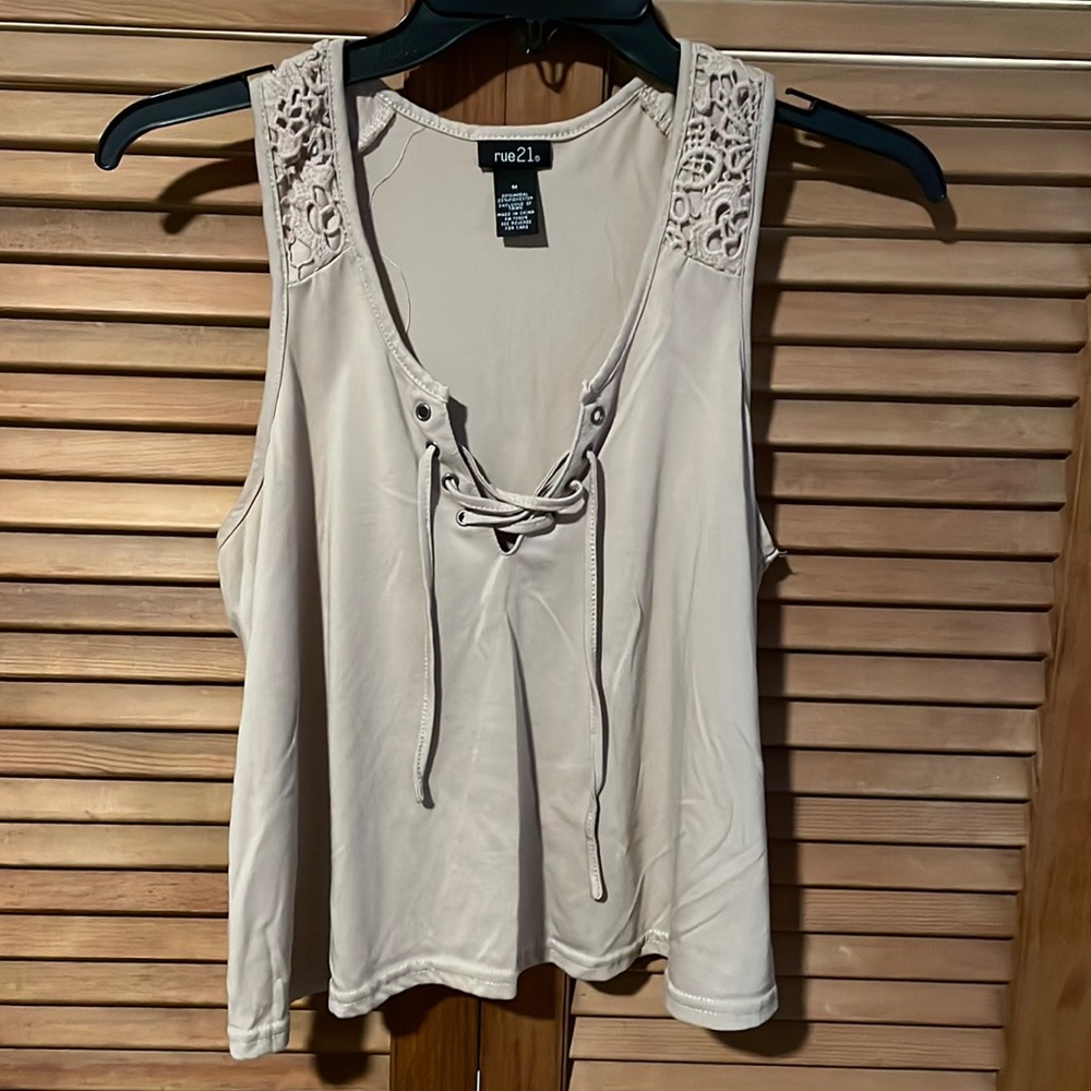 rue21 beige tank top, size M
